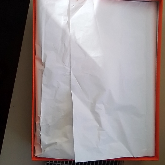 Authentic Hermes Gift Box with Tissue Paper & 2 Card Holders. - Picture 10 of 11